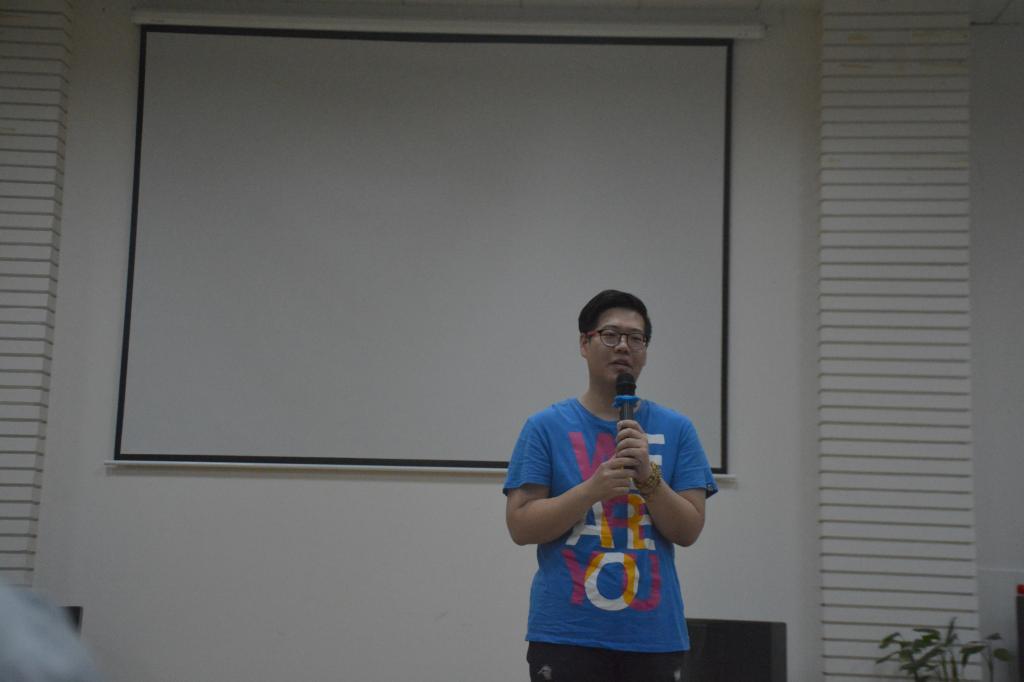 公司员工会主席赵准为大家介绍公司团学会概况