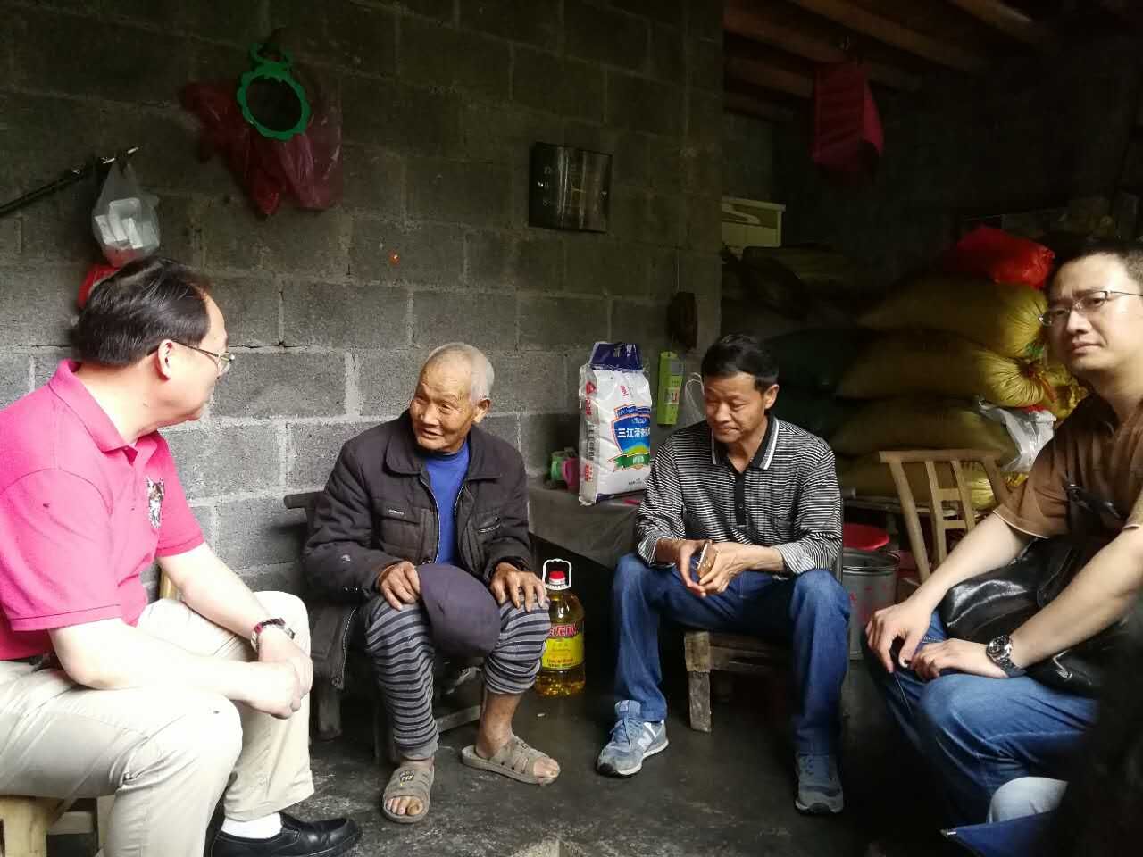 图为 院领导在与结对帮困户交谈