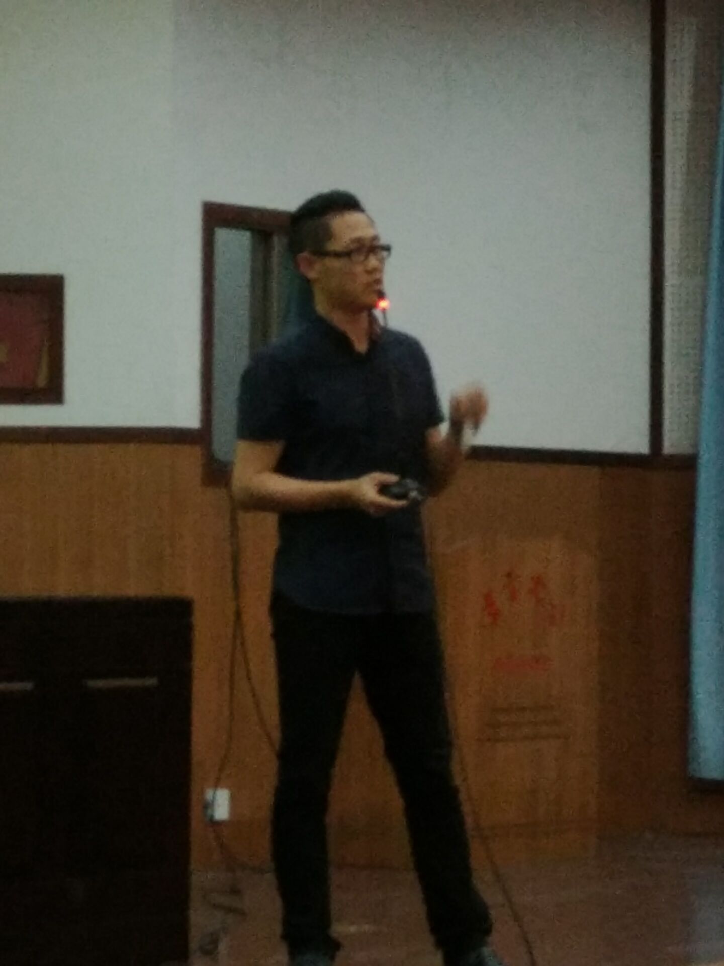冯学焜老师正在进行讲座