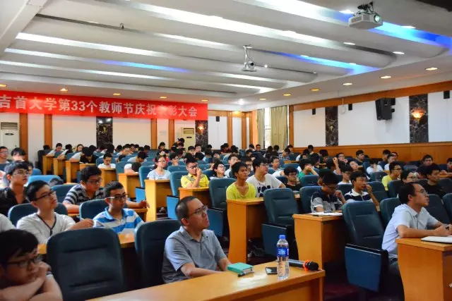 大家正在认真倾听朱教授的讲座