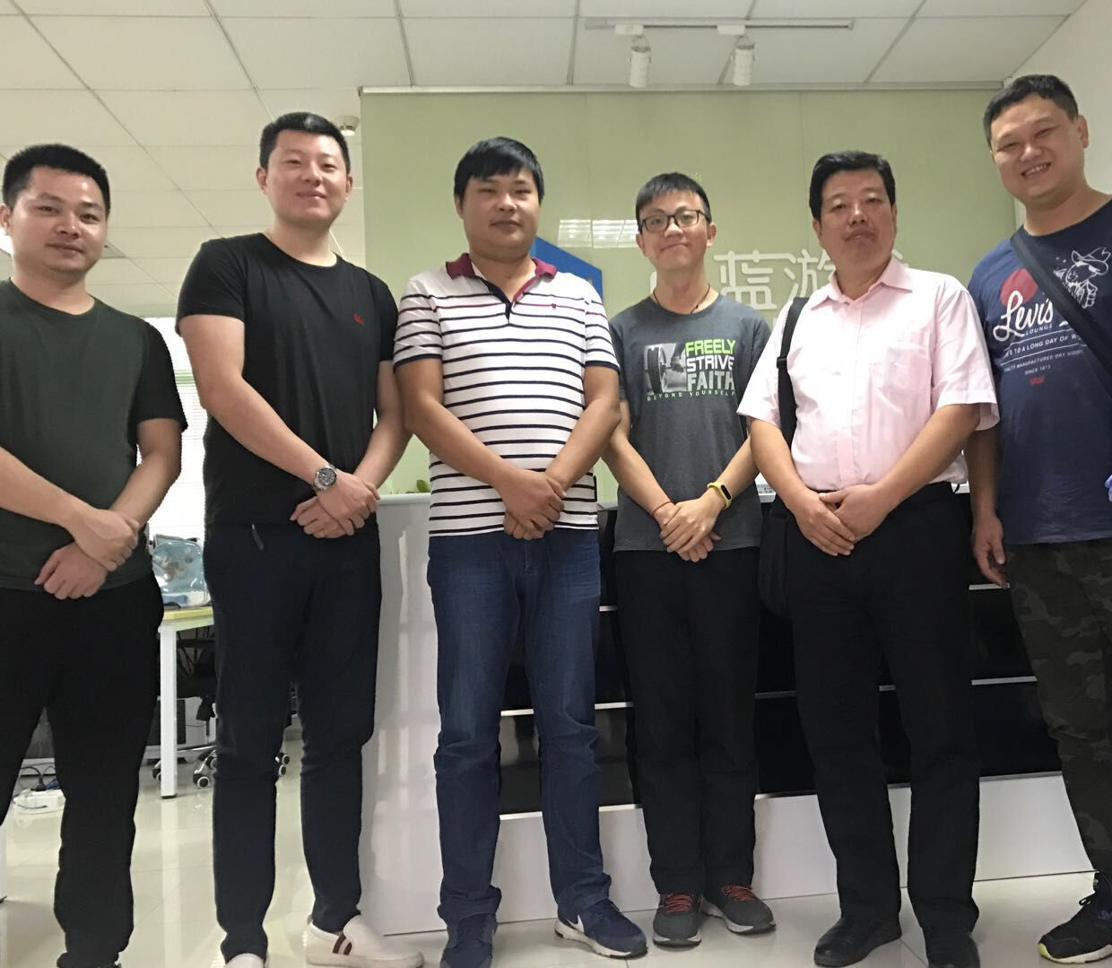 图为公司老师与毕业生、用人单位合影