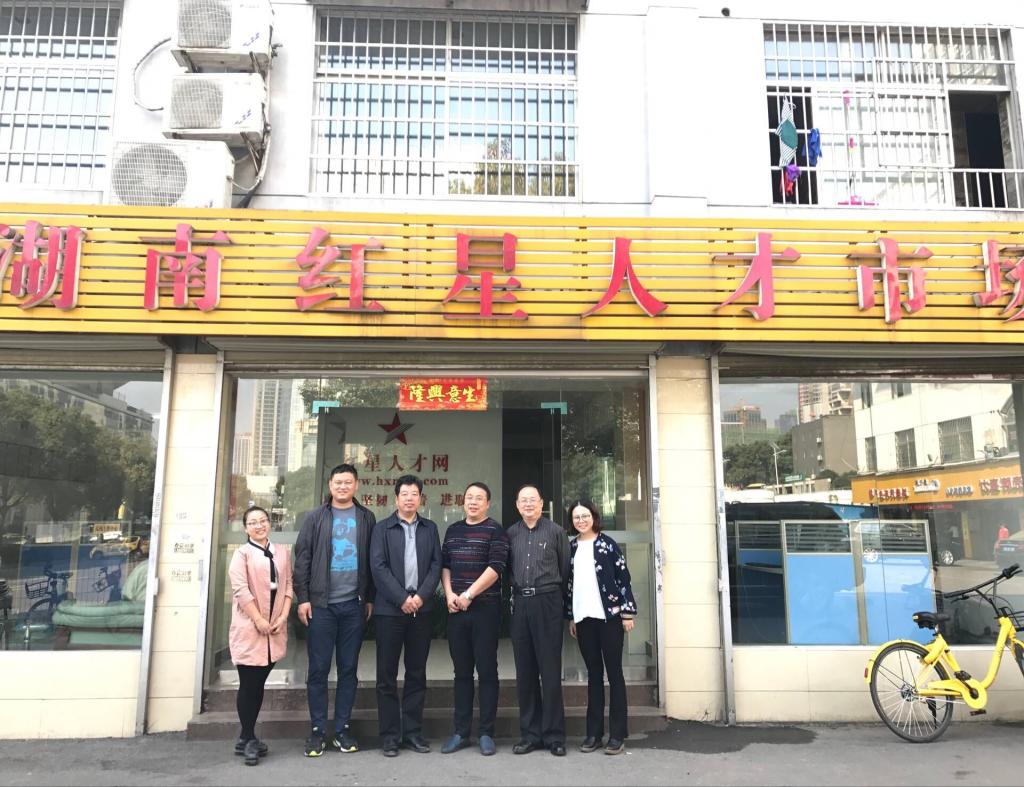 图为公司老师与用人单位合影