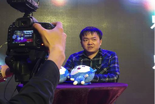 图为钟若愚员工接受中国青年网采访