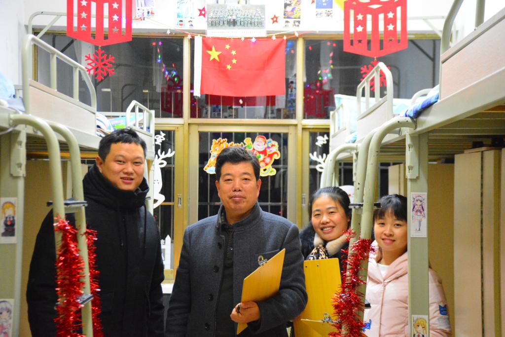 图为 评委下寝现场