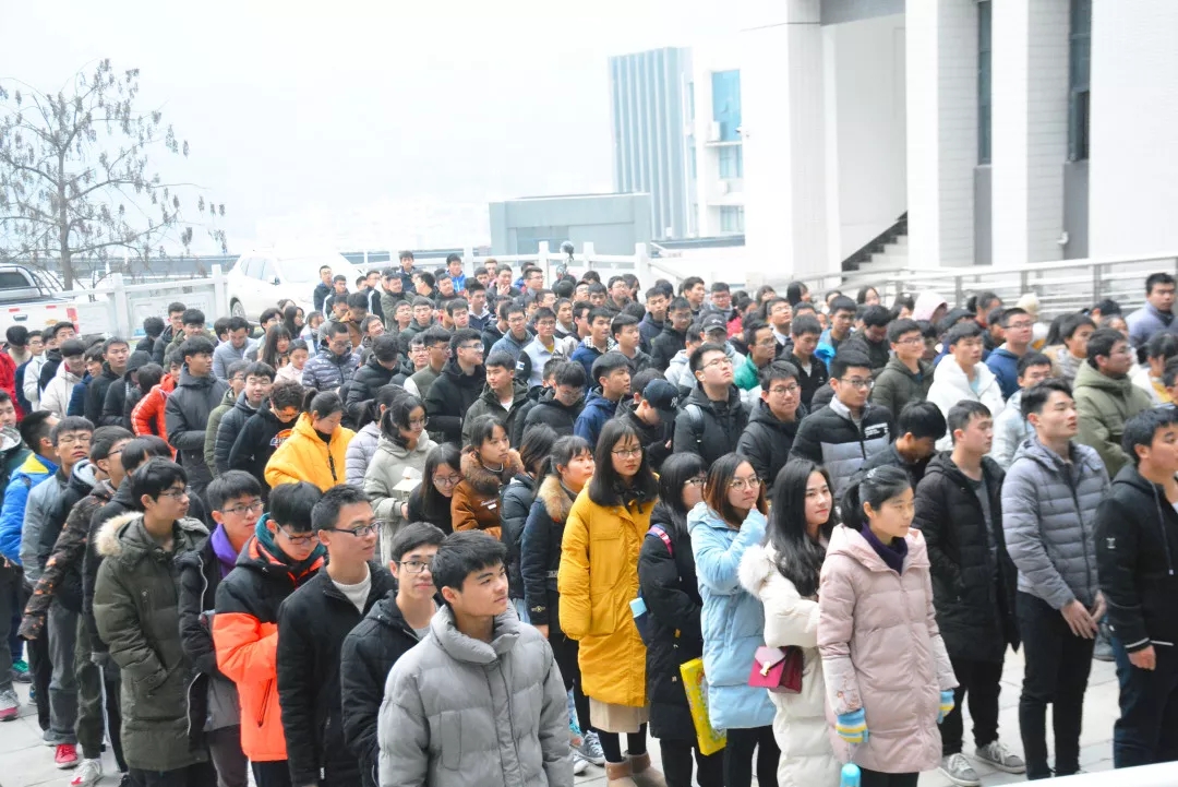 图为 获奖寝室排队准备领奖