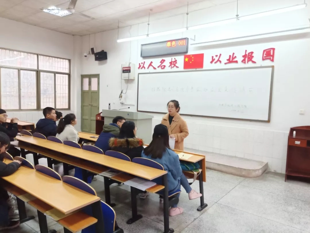 图为辅导员谭艳文给员工解读“扫黑除恶”专项活动