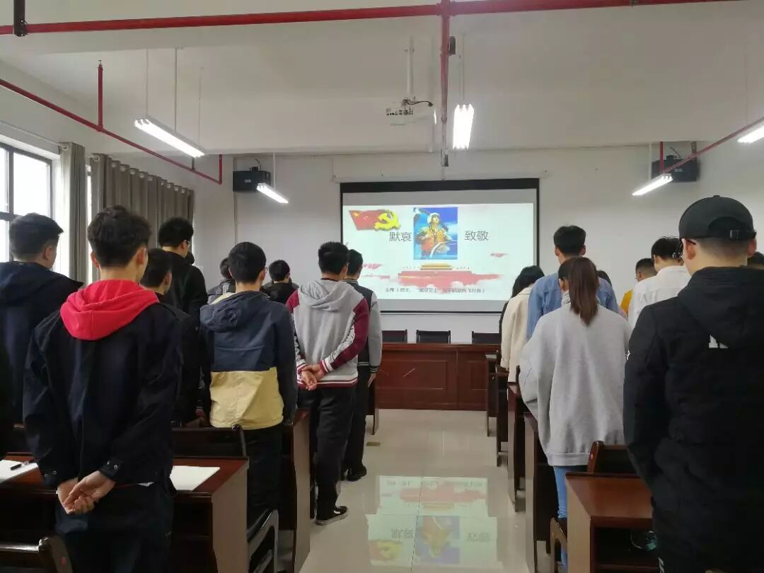 图为 在座成员默哀三分钟