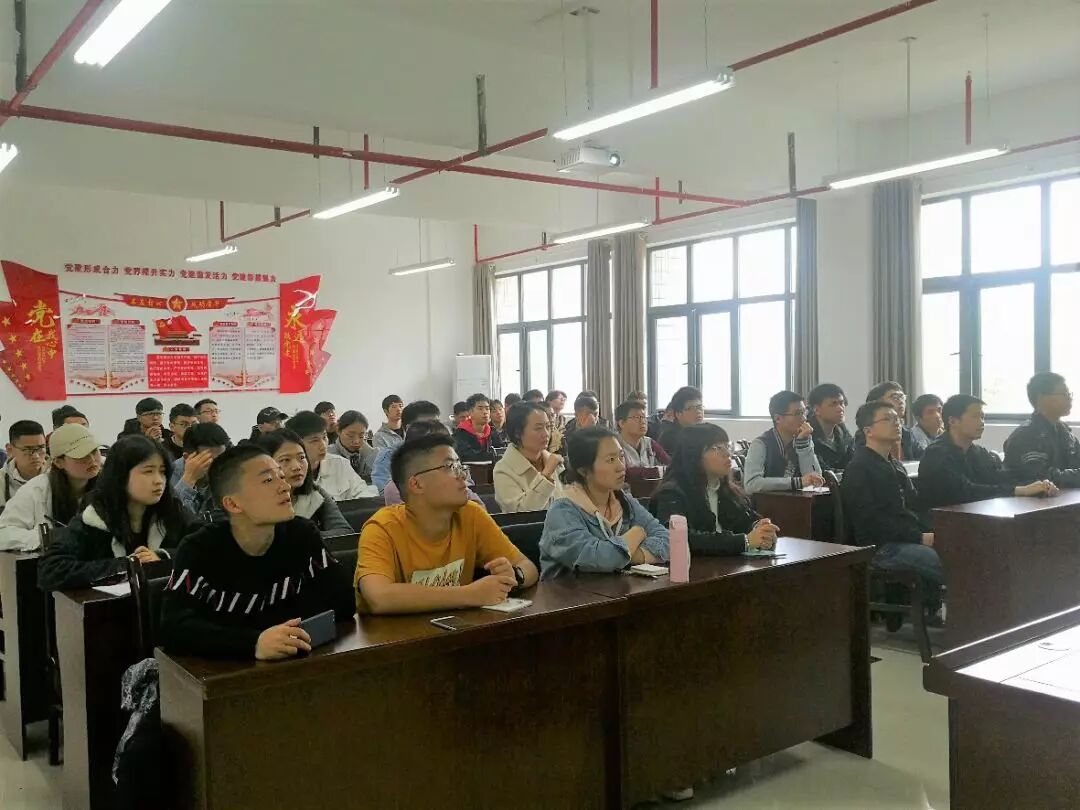 图为 在座成员仔细倾听