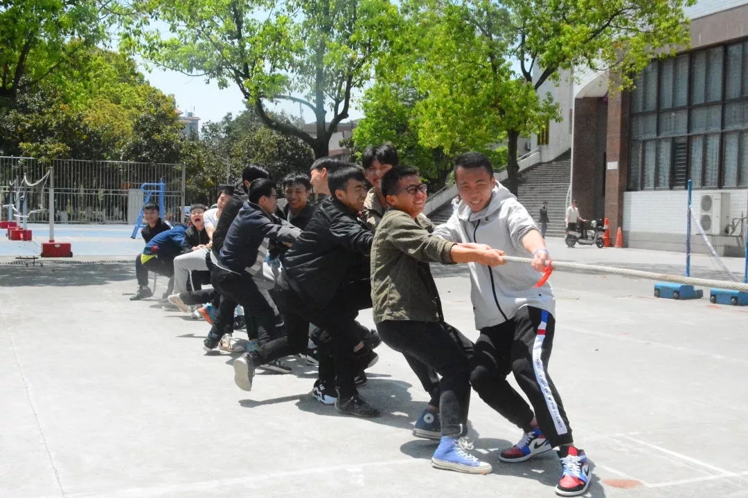 图为 拔河现场(一)