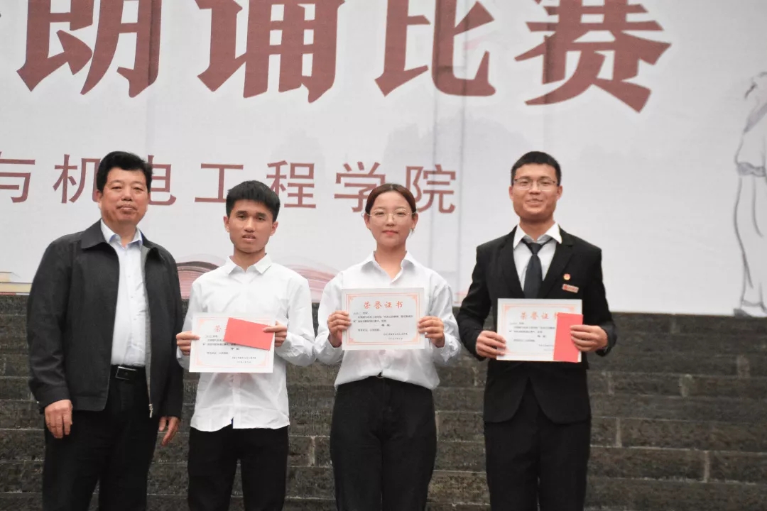 图为 颁奖领导与获奖班级合照