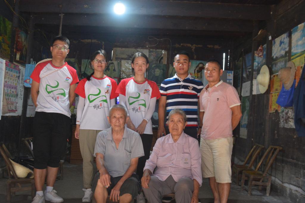 图为 志愿者来到村民家中进行理论选讲