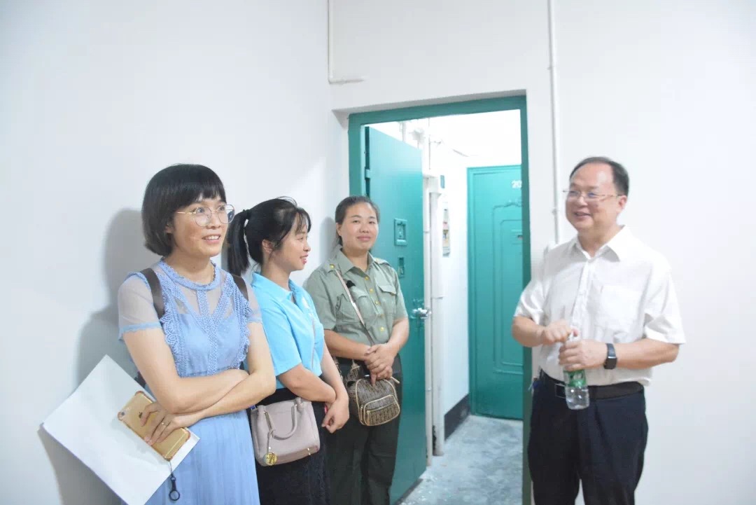 图为 书记、老师下寝现场