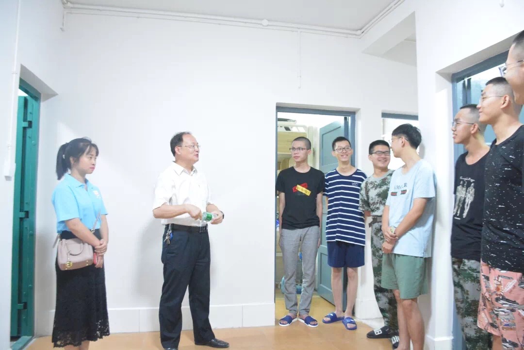 图为 书记、辅导员与新生交流现场