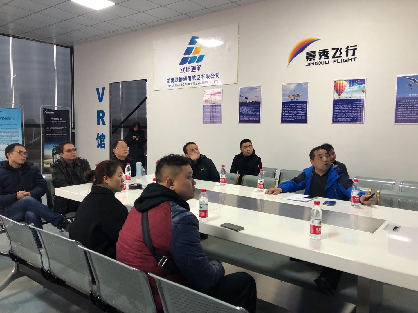 图为 公司老师与用人单位交流现场。